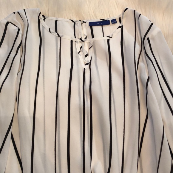 Apt.9 Women’s Keyhole top ( white/ pinstripe ) - Picture 3 of 7